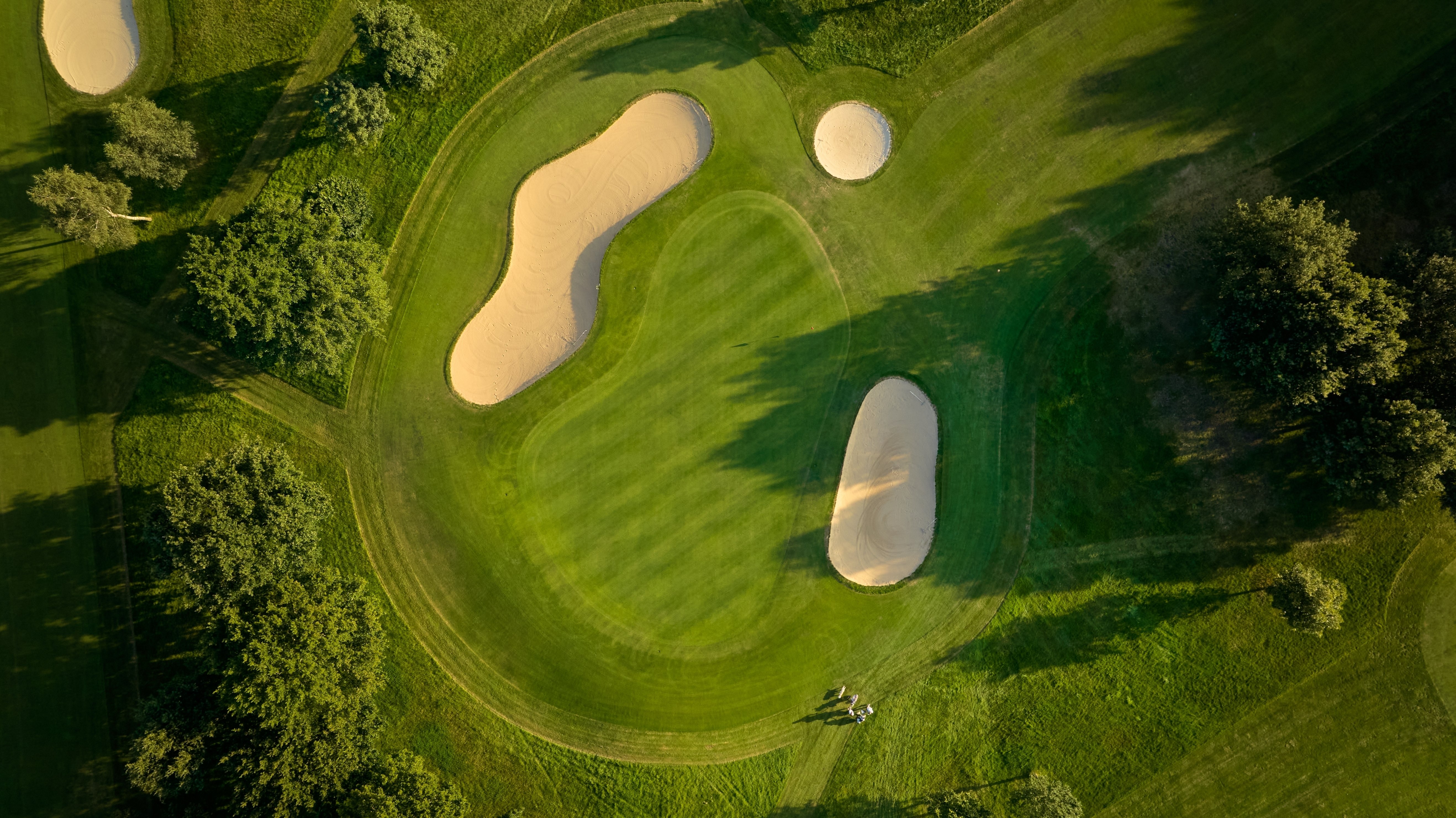 Imagen aerea de un green de campo de golf 